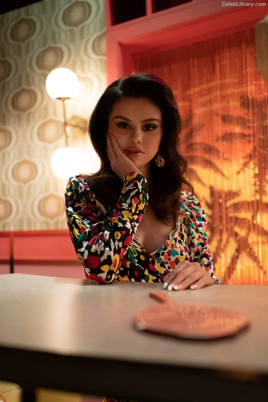 Selena Gomez photo 21 of 3523