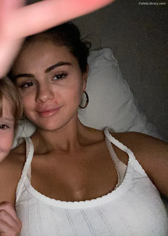 Selena Gomez photo 2 of 3523