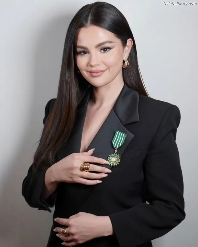 Selena Gomez photo 18 of 3523