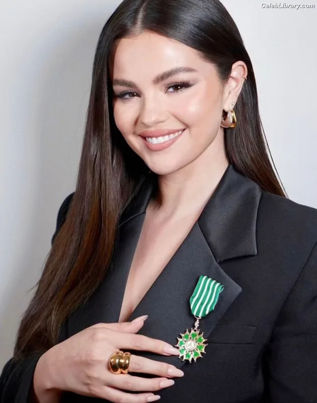 Selena Gomez photo 19 of 3523