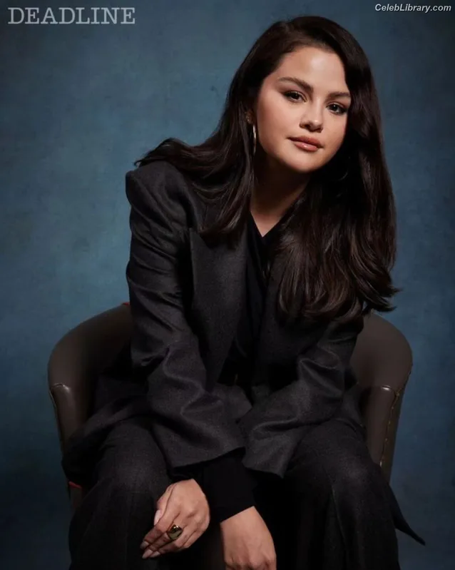 Selena Gomez photo 7 of 3523