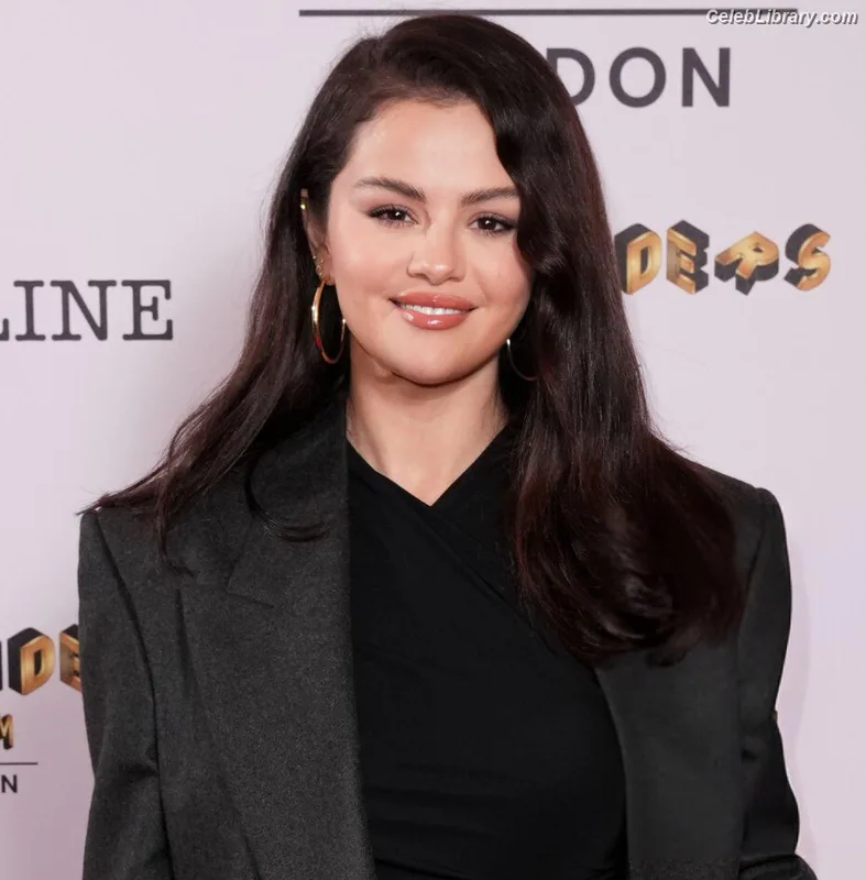 Selena Gomez photo 10 of 3523