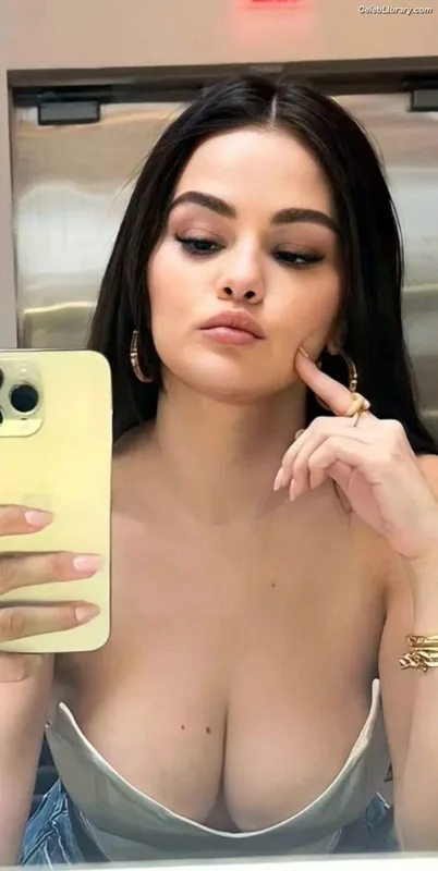 Selena Gomez photo 12 of 3523