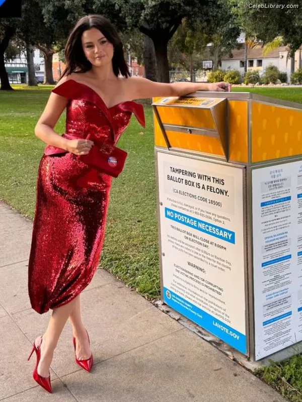 Selena Gomez photo 14 of 3523