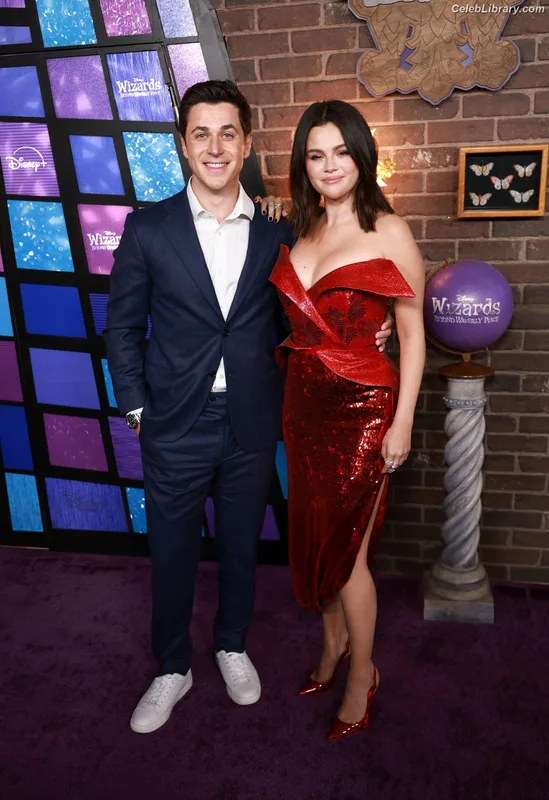 Selena Gomez photo 18 of 3523