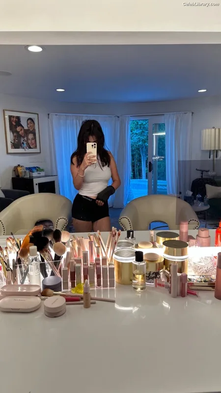 Selena Gomez photo 4 of 3523
