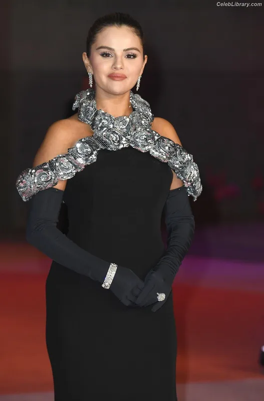 Selena Gomez photo 13 of 3523