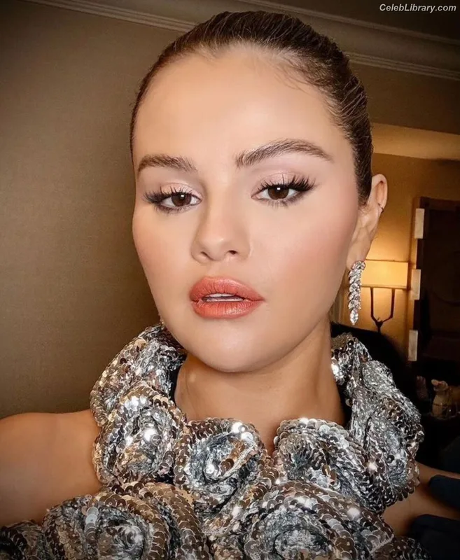 Selena Gomez photo 18 of 3523