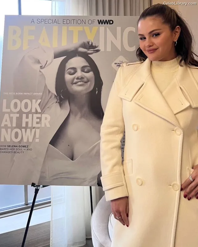 Selena Gomez photo 21 of 3523
