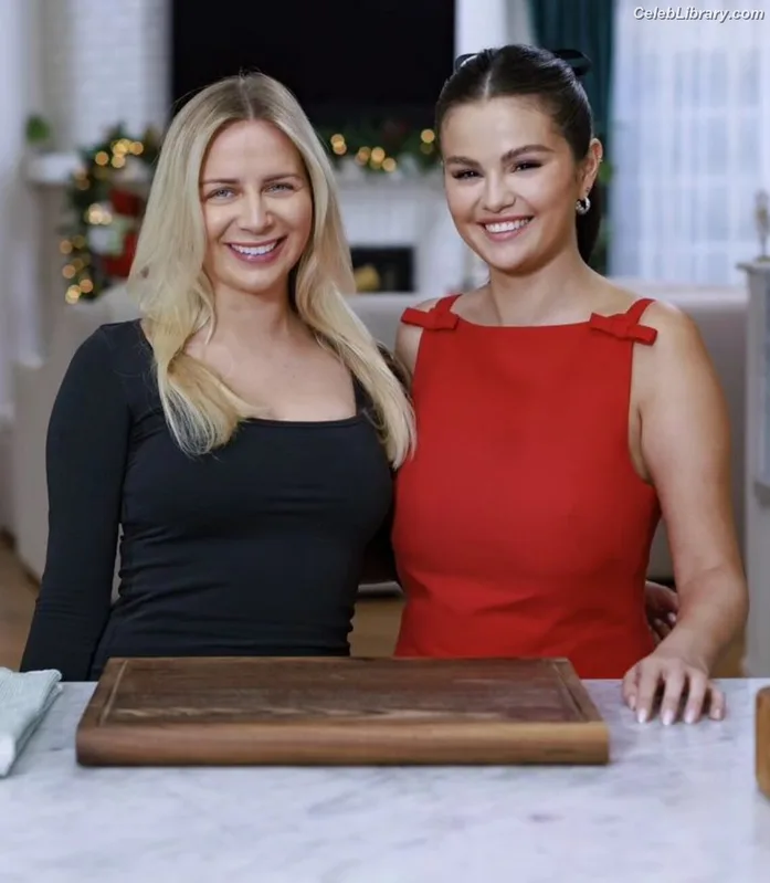 Selena Gomez photo 24 of 3523