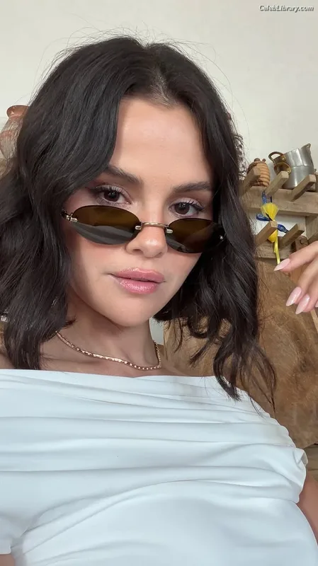 Selena Gomez photo 7 of 3523