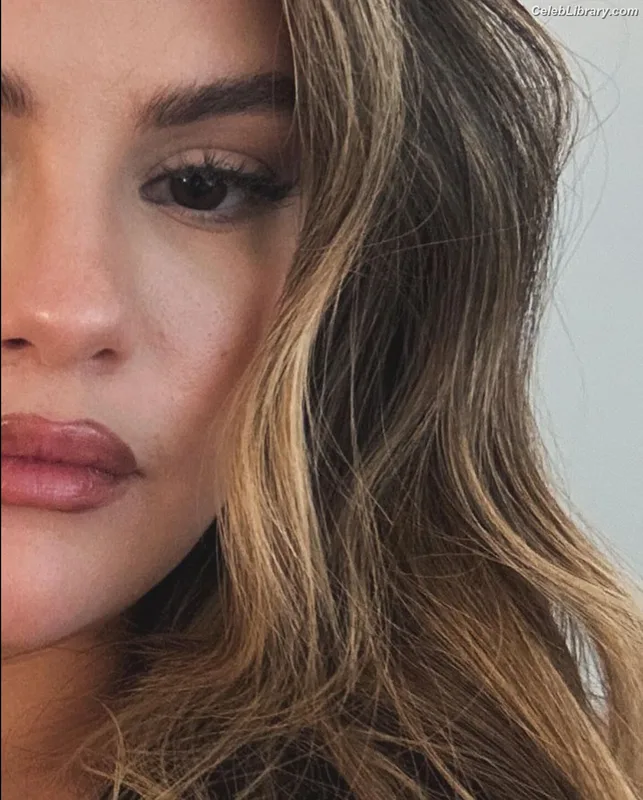 Selena Gomez photo 9 of 3523
