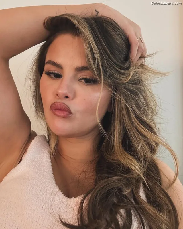 Selena Gomez photo 10 of 3523