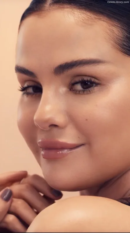 Selena Gomez photo 11 of 3523