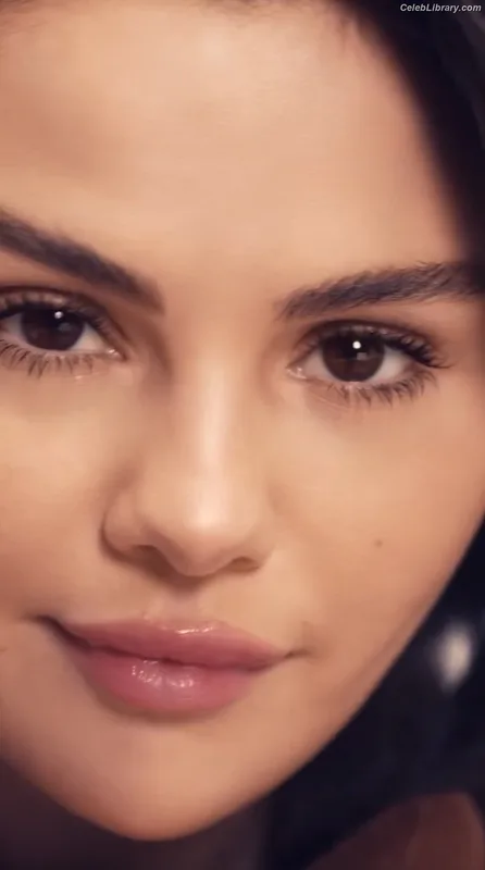 Selena Gomez photo 12 of 3523