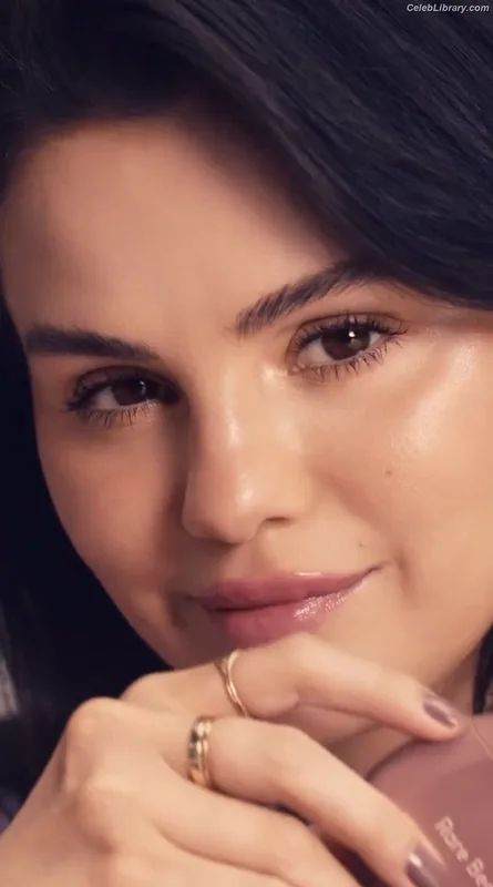 Selena Gomez photo 13 of 3523