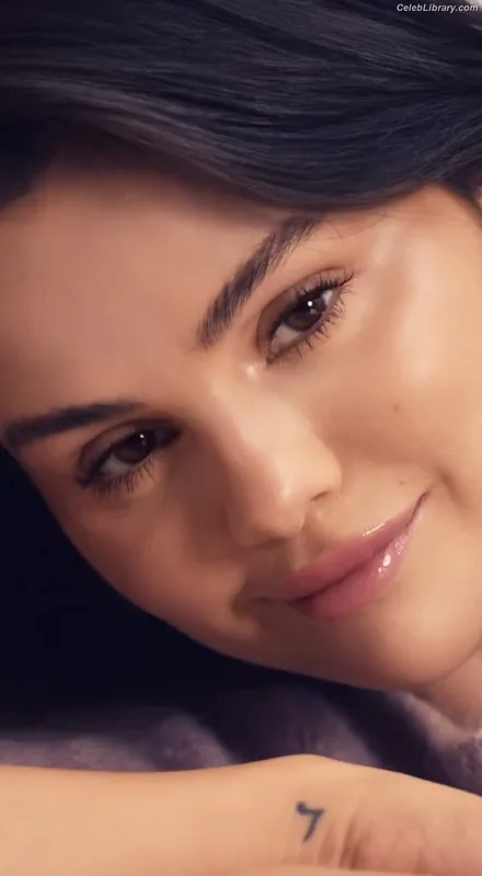 Selena Gomez photo 15 of 3523
