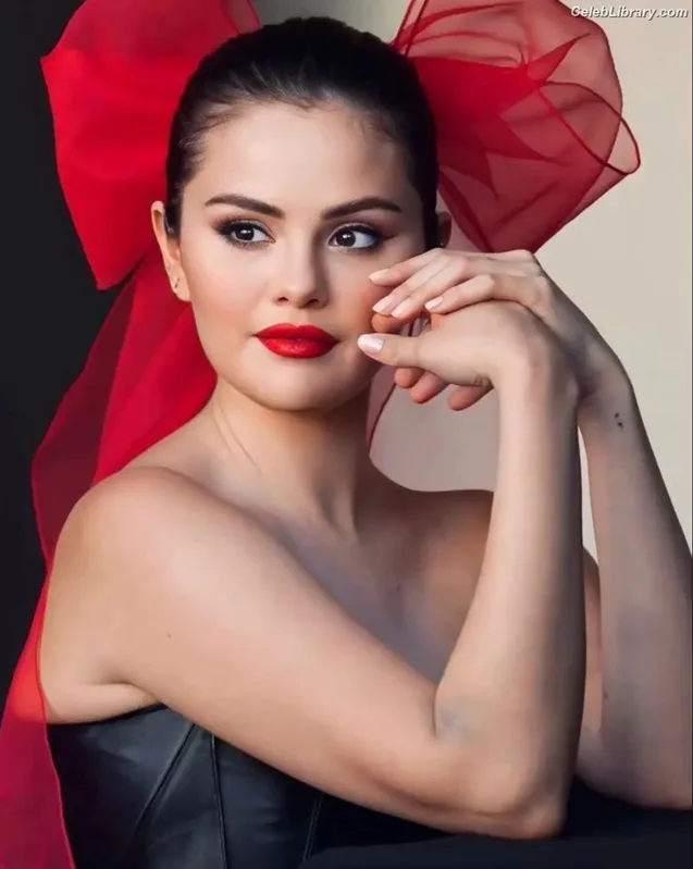 Selena Gomez photo 17 of 3523