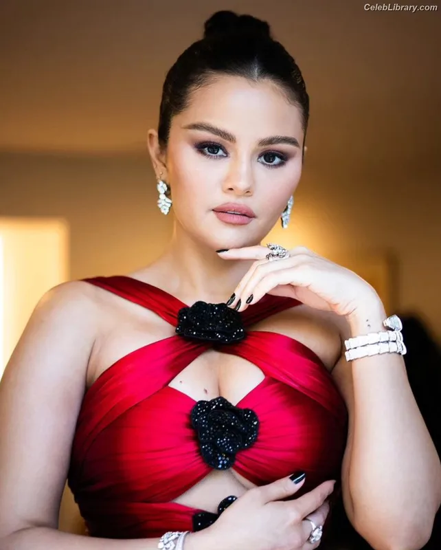 Selena Gomez photo 21 of 3523