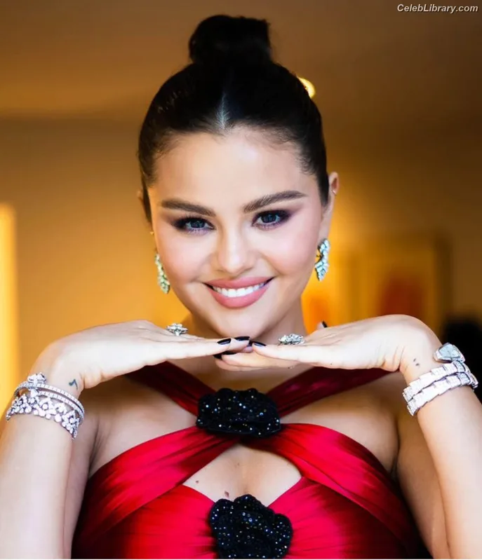 Selena Gomez photo 22 of 3523
