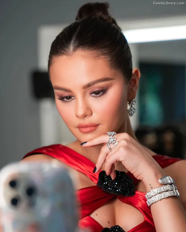 Selena Gomez photo 23 of 3523