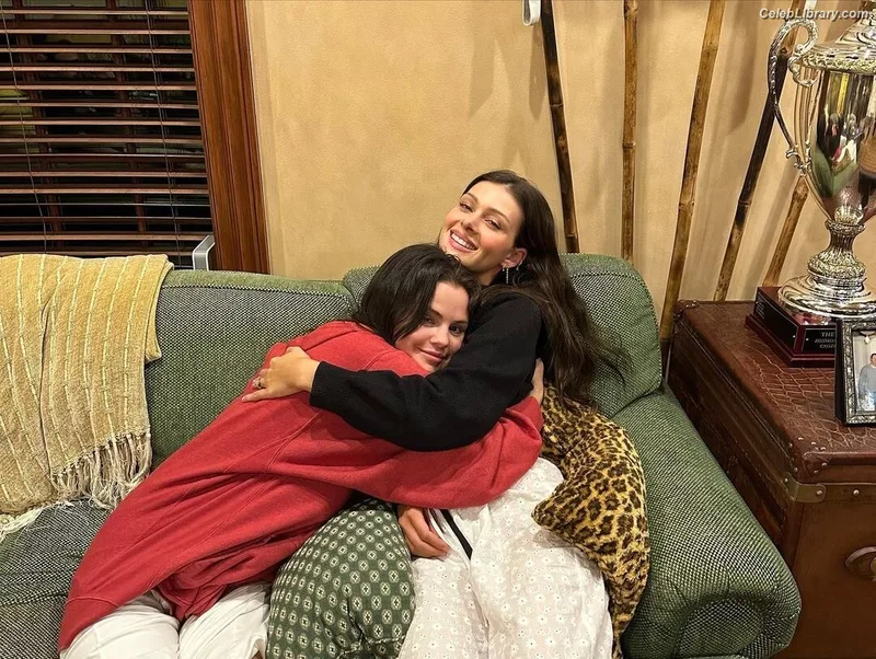 Selena Gomez photo 7 of 3523