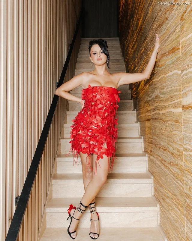 Selena Gomez photo 17 of 3523