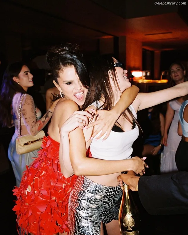 Selena Gomez photo 19 of 3523