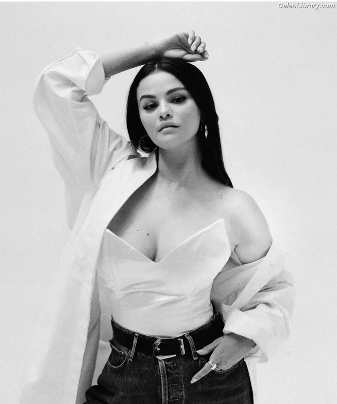 Selena Gomez photo 23 of 3523