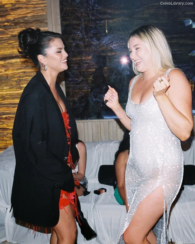 Selena Gomez photo 24 of 3523