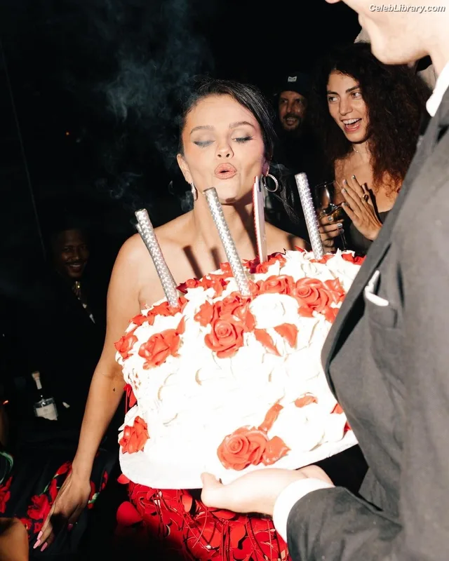 Selena Gomez photo 1 of 3523