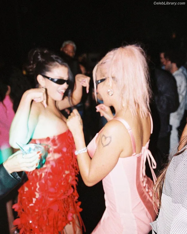 Selena Gomez photo 2 of 3523