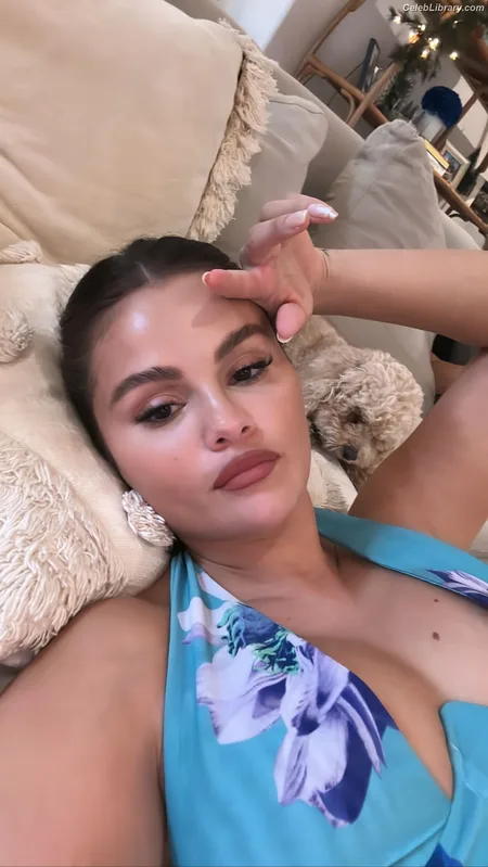 Selena Gomez photo 8 of 3523