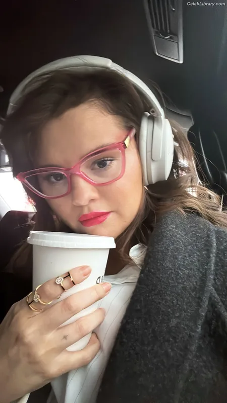 Selena Gomez photo 14 of 3523