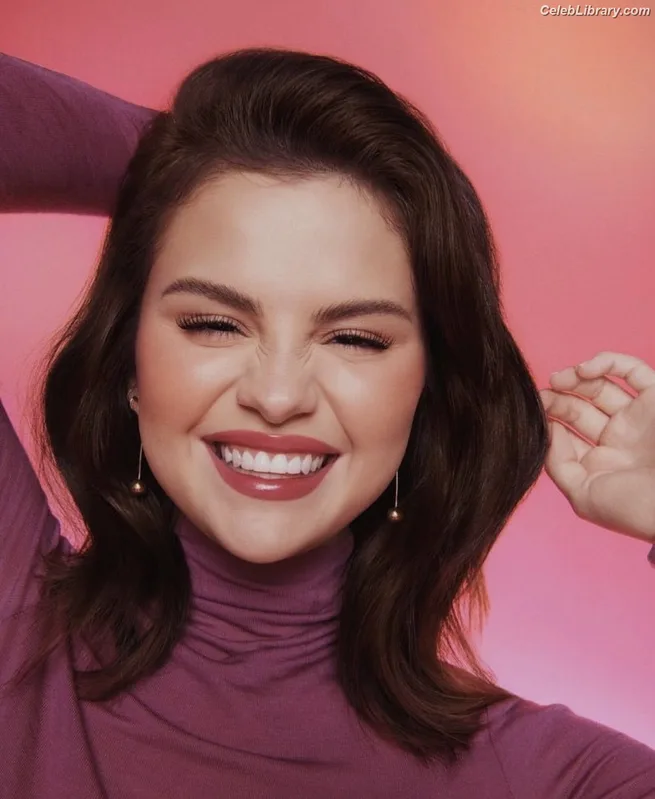 Selena Gomez photo 12 of 3523