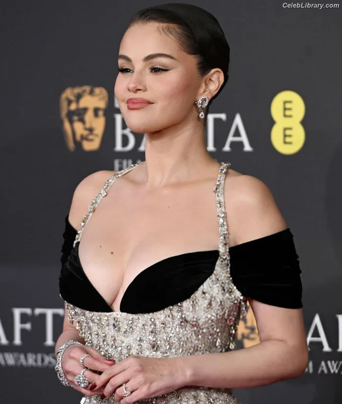 Selena Gomez photo 5 of 3523