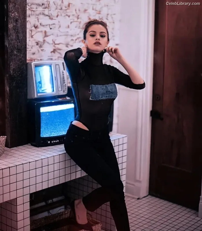 Selena Gomez photo 9 of 3523