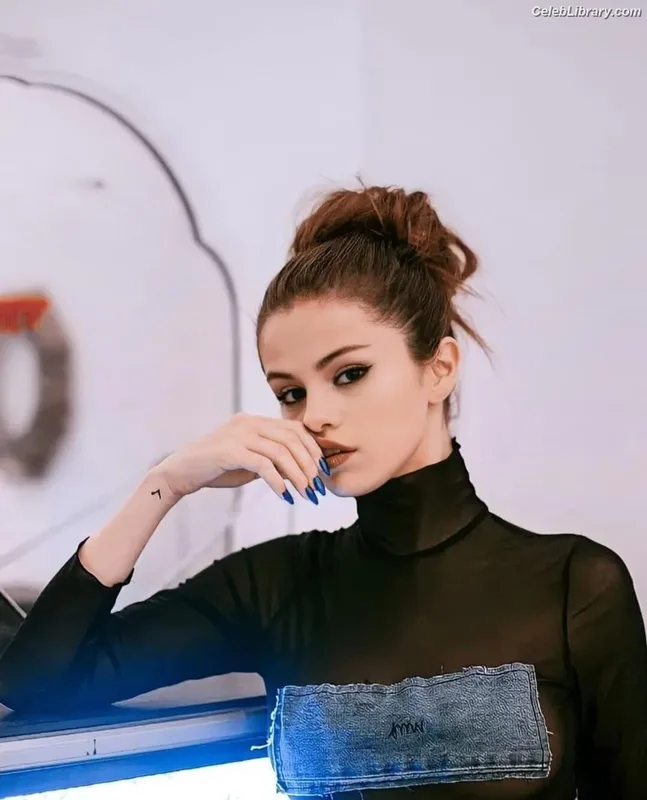 Selena Gomez photo 10 of 3523