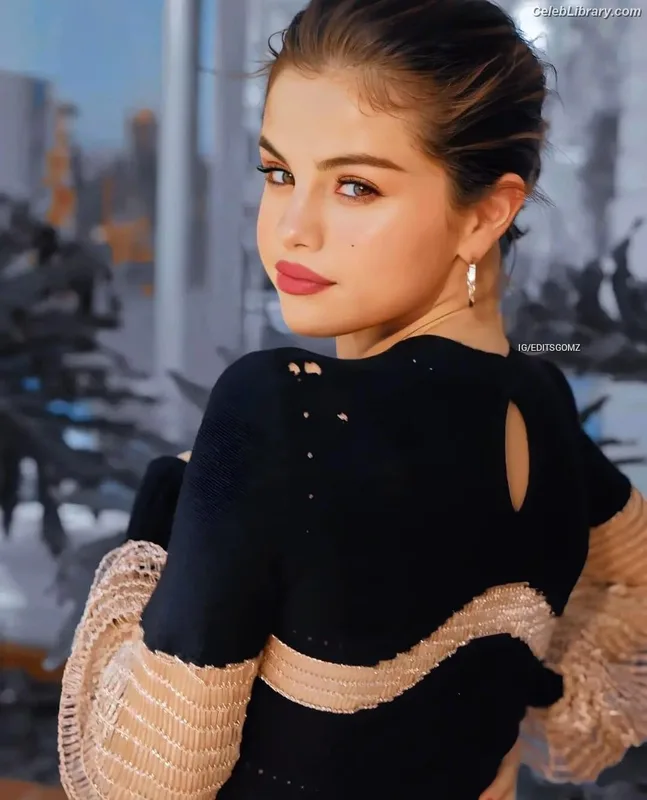 Selena Gomez photo 14 of 3523