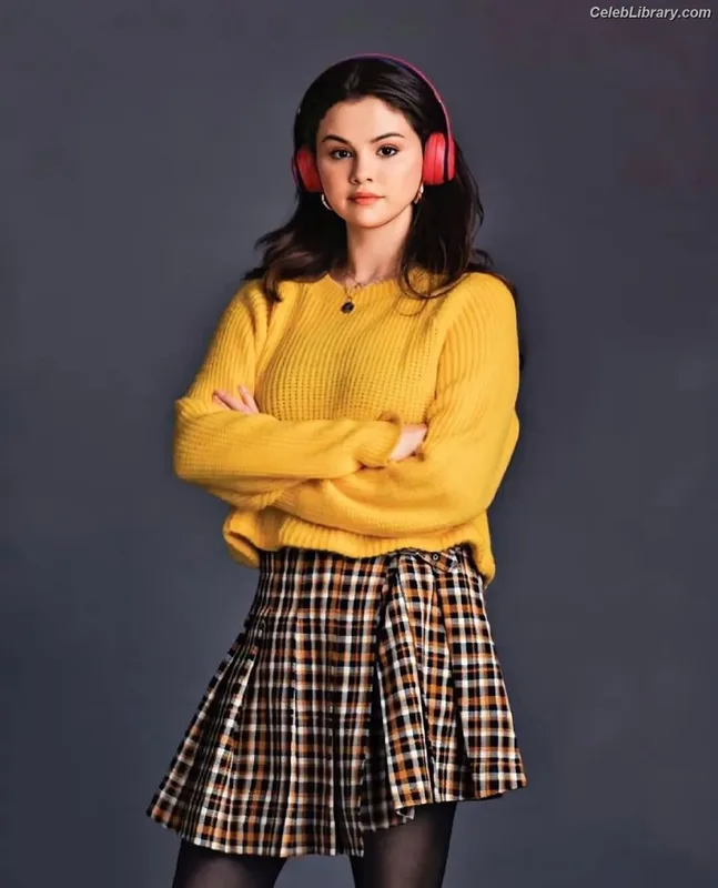 Selena Gomez photo 15 of 3523