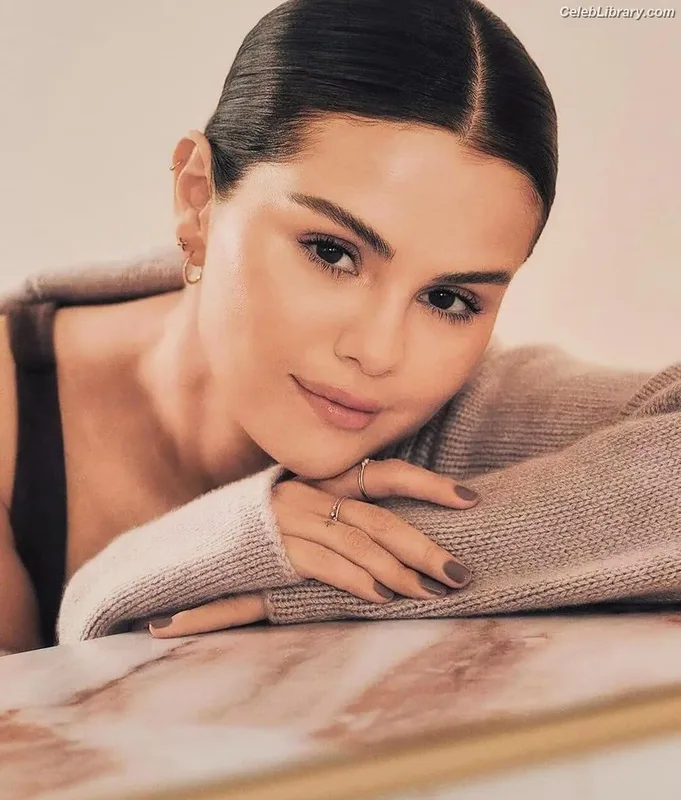 Selena Gomez photo 17 of 3523