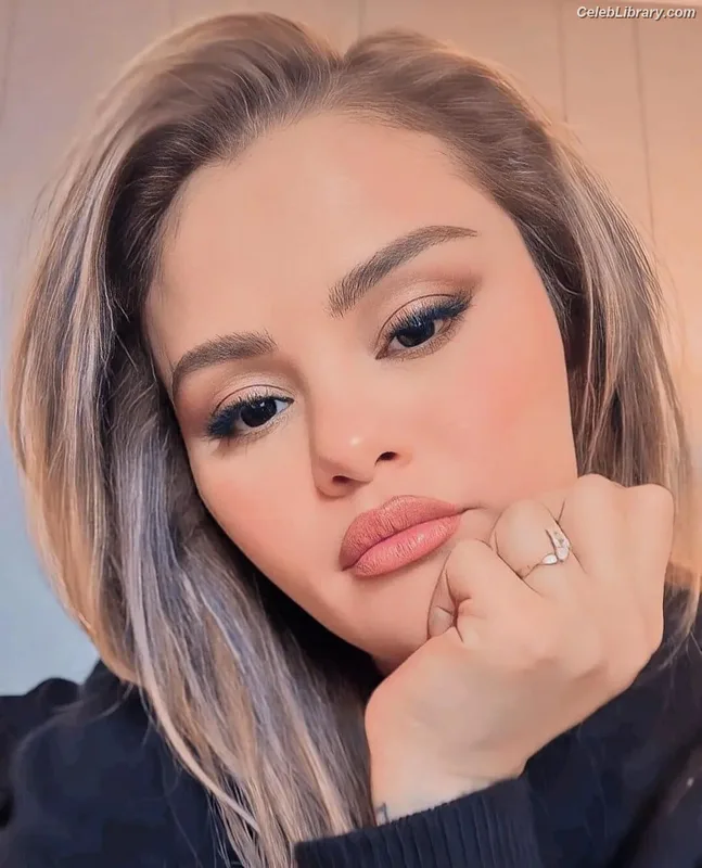 Selena Gomez photo 19 of 3523