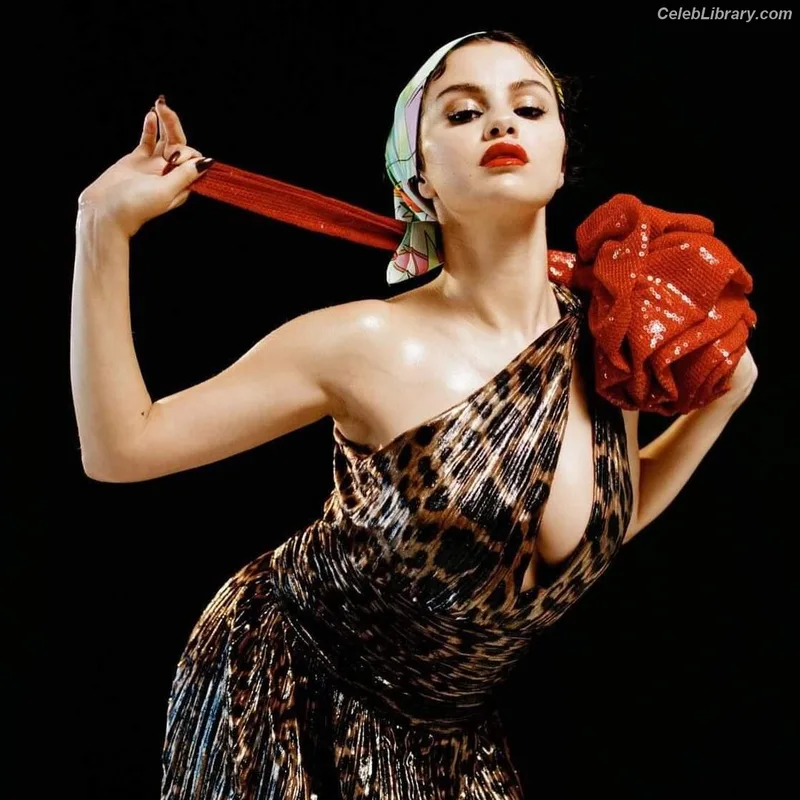 Selena Gomez photo 2 of 3523