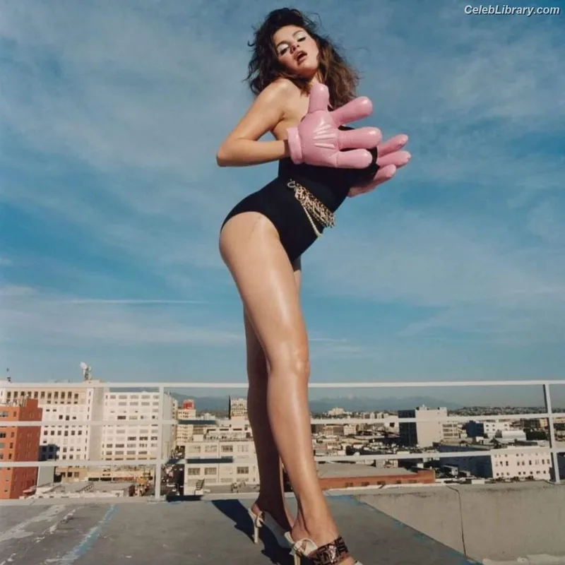 Selena Gomez photo 3 of 3523