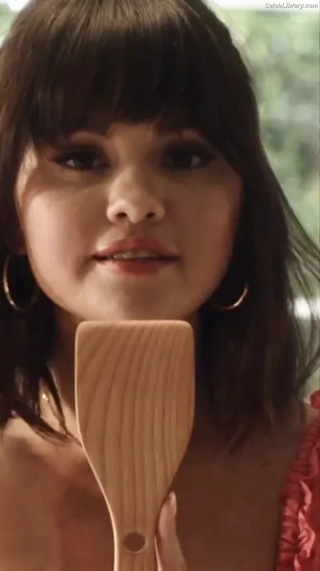 Selena Gomez photo 9 of 3523