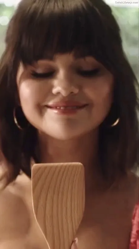 Selena Gomez photo 10 of 3523