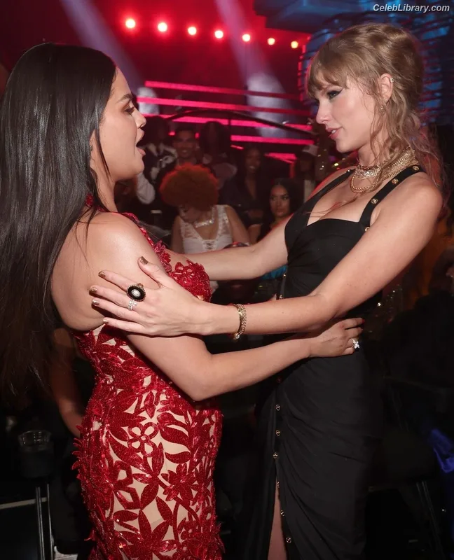 Selena Gomez photo 20 of 3523