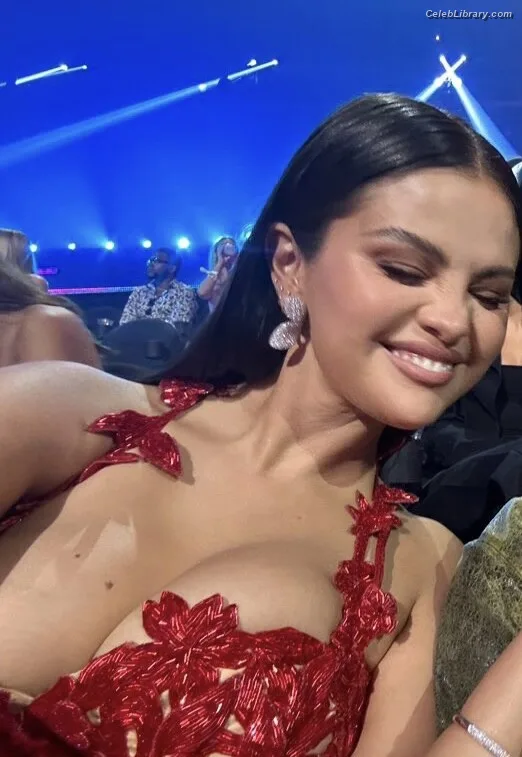 Selena Gomez photo 21 of 3523