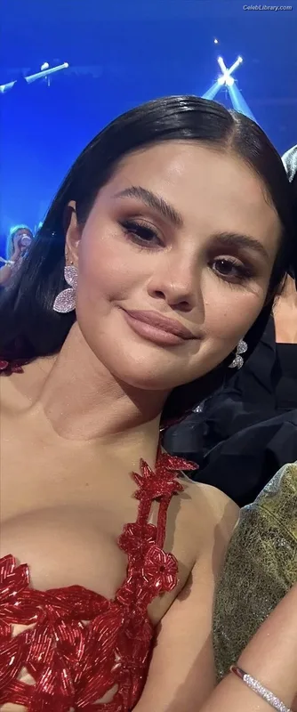 Selena Gomez photo 1 of 3523