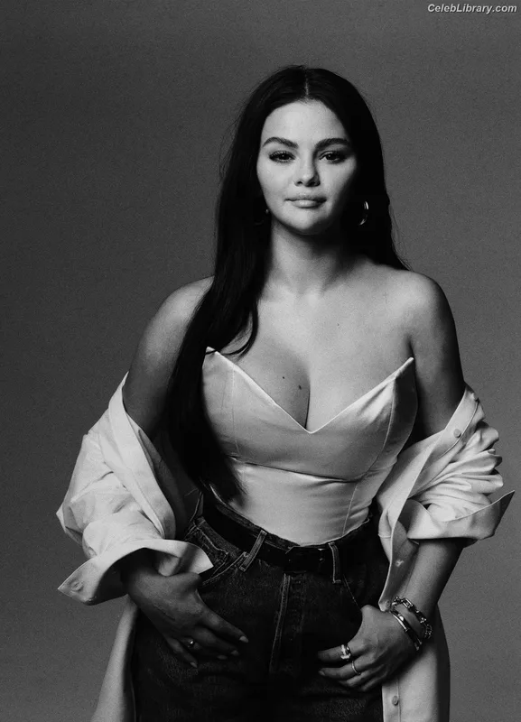 Selena Gomez photo 18 of 3523